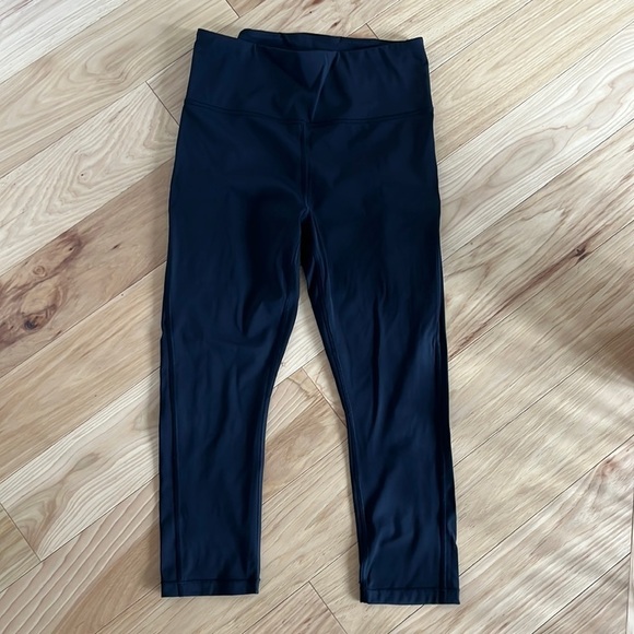 Athleta Ultimate Stash Pocket 7/8 Tight in black - Picture 2 of 6